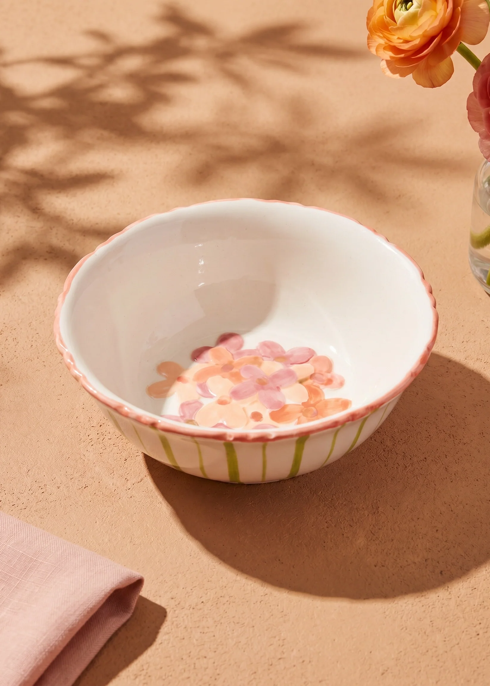 Ceramic bowl with hand-painted flower design - 12 cm
