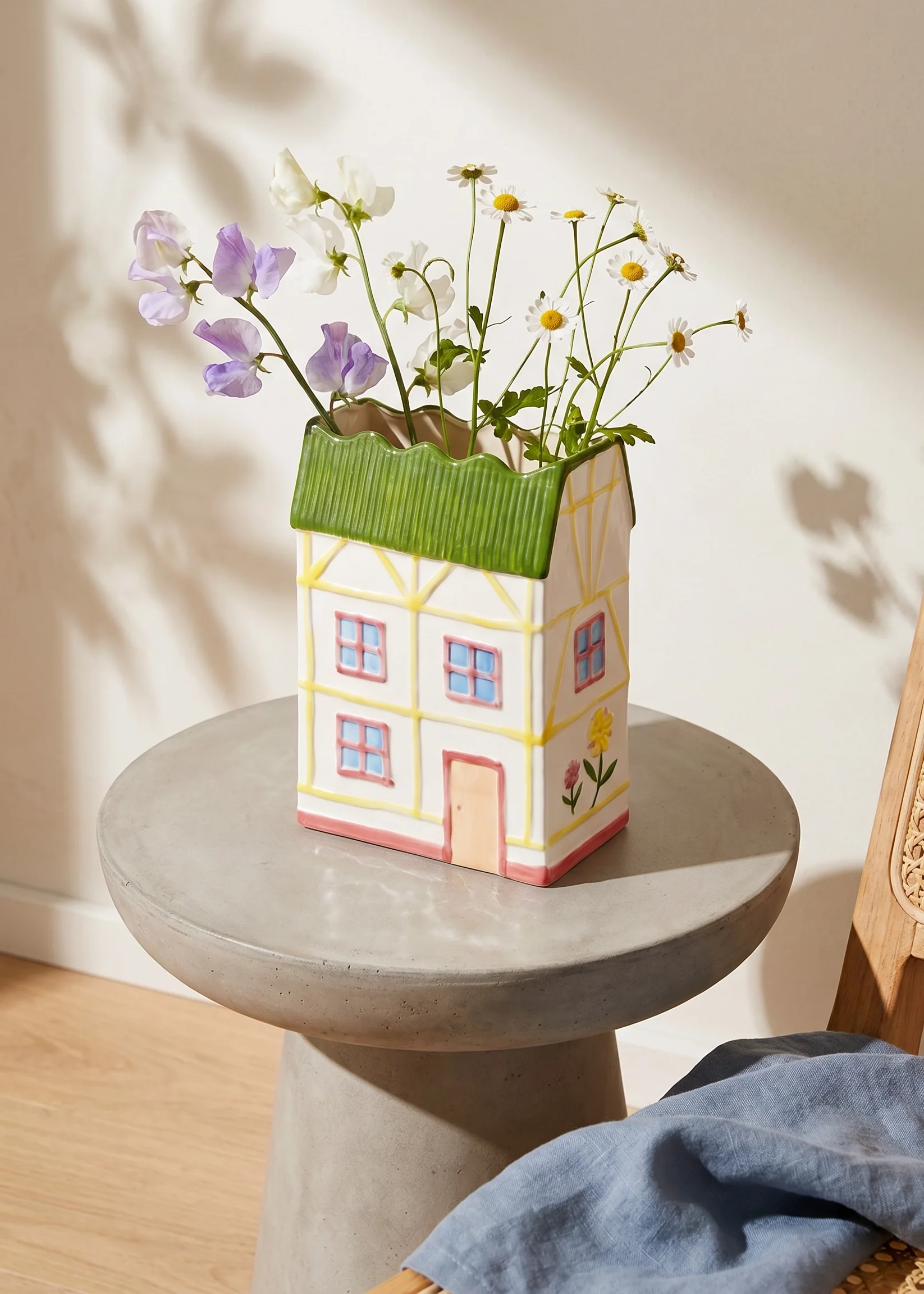 Ceramic house vase - 20 cm