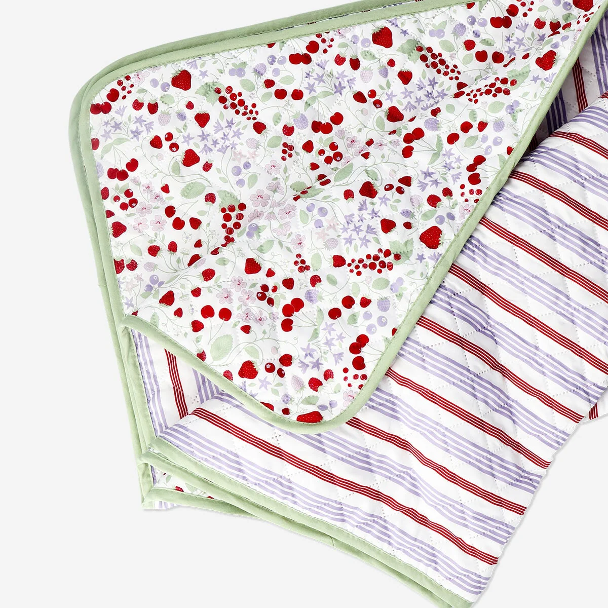 Quited blanket with forrest fruits print - Image 3