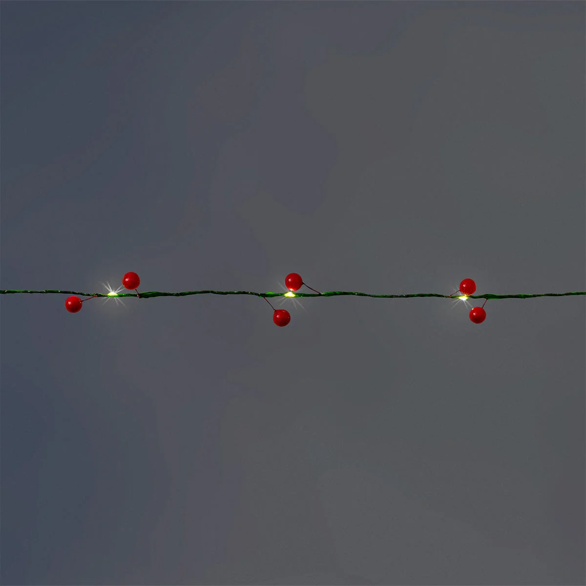 String lights with red berries - 220 cm - Image 3